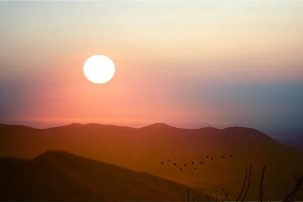 Beautiful Sunset Top Wong Phra Jun Mountain Silhouette Birds Flying — Stock Photo, Image