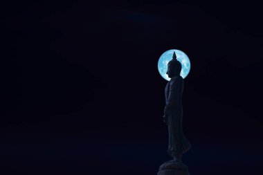 Pazar Buddha ve mavi ay gece gökyüzünde Asanha bucha gününde, NASA tarafından desteklenen bu görüntünün elementleri