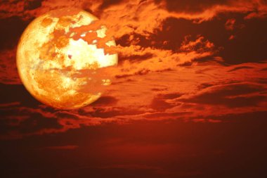 Güneş batımında bulutların üzerinde süper kanlı ay Nasa tarafından desteklenen bu görüntünün elementleri Nasa tarafından desteklenen bu görüntünün elementleri