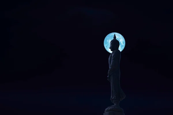 周日佛像和蓝色月亮在阿桑哈的夜空中 这幅图片的元素由Nasa提供 — 图库照片