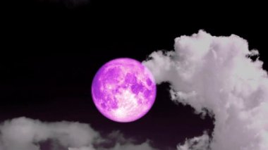 Gece gökyüzünde yükselen pembe ay ve hareket eden gri bulut