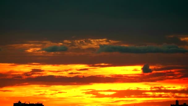 Nákladní loď pomalu se pohybuje na moři a západ slunce červená oranžová colud na obloze — Stock video