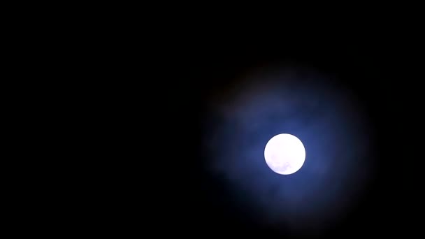 Luna llena de maíz subida en el cielo nocturno y nube oscura paso en movimiento — Vídeo de stock