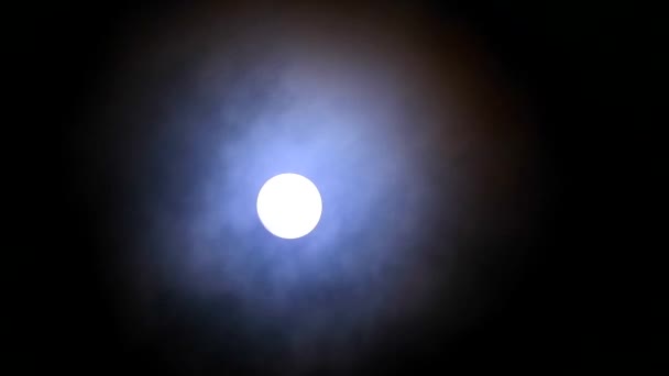 Luna de cosecha completa subida en el cielo nocturno y nube oscura paso en movimiento — Vídeo de stock