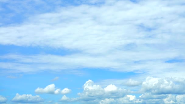 Серо-голубое небо и белое серое облако кучи движущееся время истекает — стоковое видео