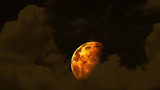 Félvér hold emelkedik az éjszakai égbolton és narancs felhő mozog pass2 — Stock videók