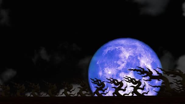 Super lune bleue de retour sur le ciel nocturne et flou nuage sombre passe en mouvement sur le toit