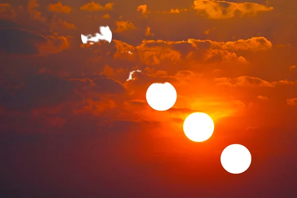 Incrível Luz Vermelho Laranja Amarelo Céu Pôr Sol Volta Nuvem — Fotografia de Stock