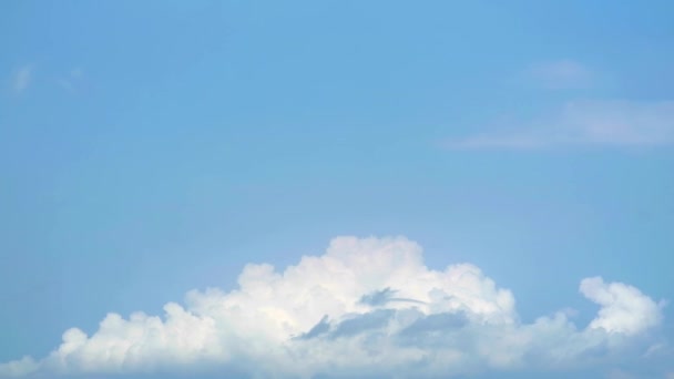 Красивое голубое небо с маленькими облаками, движущимися в летний сезон — стоковое видео