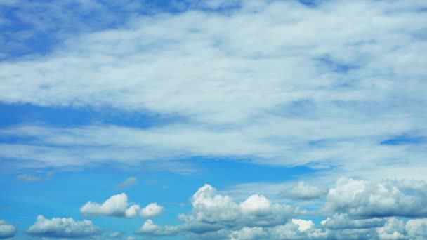 Bellissimo cielo bianco blu con piccole nuvole in movimento nella stagione estiva — Video Stock