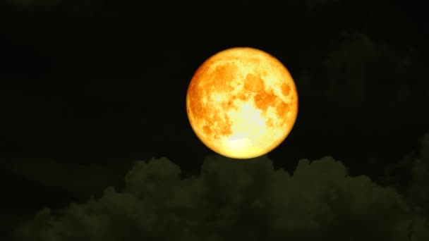 Luna de sangre sube en el cielo nocturno y la nube blanca pasa en movimiento — Vídeos de Stock