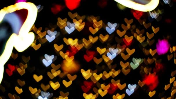Homályos és bokeh szív alakja színe megváltozik az éjszakai fény a sétáló utcán — Stock videók