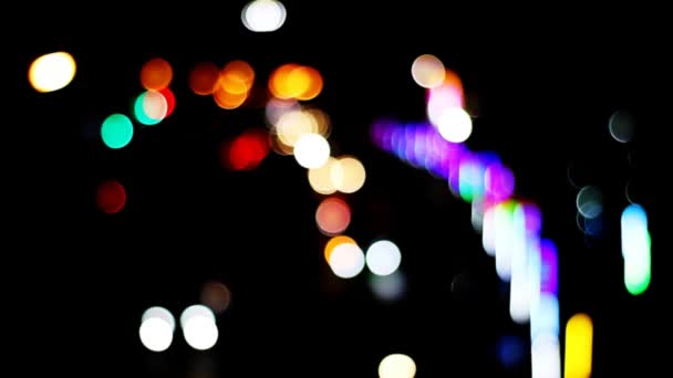 Desenfoque y bokeh del vehículo en la carretera luz de la noche de feria del mercado — Vídeos de Stock