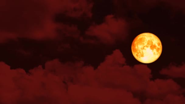 Luna llena de sangre sale en el cielo nocturno y la nube roja pasa en movimiento — Vídeos de Stock