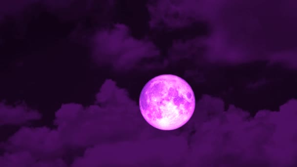 Повний рожевий місяць піднімається на нічне небо і помаранчева хмара рухається прохід — стокове відео
