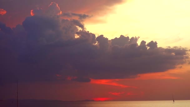 Rött orange moln på solnedgången himlen och silhuett mörkt moln över havet — Stockvideo