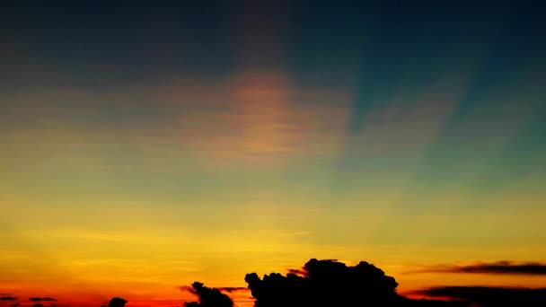 Zonsondergang terug op de hemel en rode oranje wolk bewegen passeren zon over de zee — Stockvideo