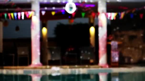 Размыть звук и свет вечеринки в роскошном бассейне — стоковое видео