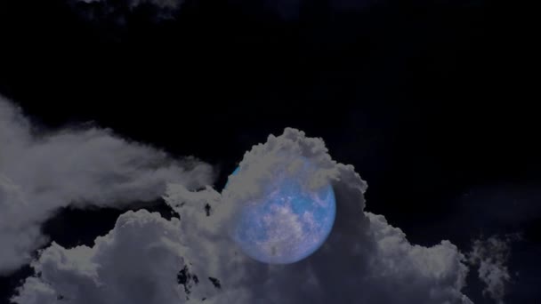 Volle blauwe maan stijgen op nachtelijke hemel en donkere wolk bewegende pas — Stockvideo