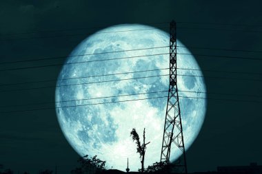 Süper Mavi Solucan Ay ve siluet elektrik direği ve gece gökyüzü NASA tarafından döşenmiş bu görüntünün elementleri