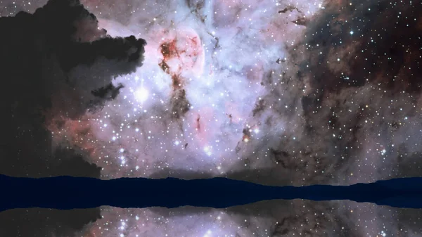 Reflejo Nebulosa Oscuro Cielo Nocturno Sobre Superficie Del Agua Del —  Fotos de Stock