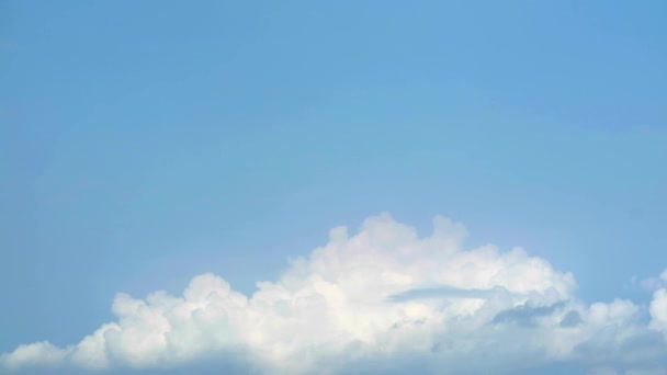 Прекрасное голубое небо с крошечными белыми облаками, движущимися в летний сезон — стоковое видео