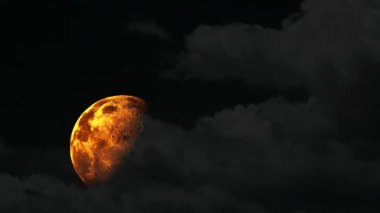 Gece gökyüzünde yarım ay yükseliyor ve gri bulut geçiyor