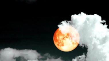 Gece gökyüzünde dolunay yükseliyor ve turuncu bulut hareket ediyor.