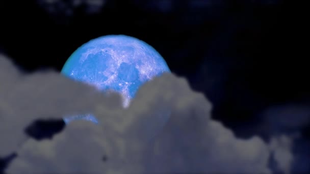 Fullblå måne tillbaka på natthimlen och suddiga moln rör sig passera — Stockvideo