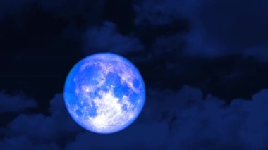 Gece gökyüzünde yükselen süper mavi ay ve hareket eden turuncu bulut