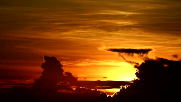 Atardecer atrás silueta rojo oscuro orang amarillo color cielo lapso de tiempo — Vídeos de Stock