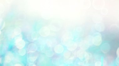 Taze gökyüzü rengi beyaz soyut bulanık yapraklar bahçede.