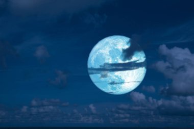 Gece gökyüzünde dolunay bulutu, NASA tarafından desteklenen bu görüntünün elementleri.