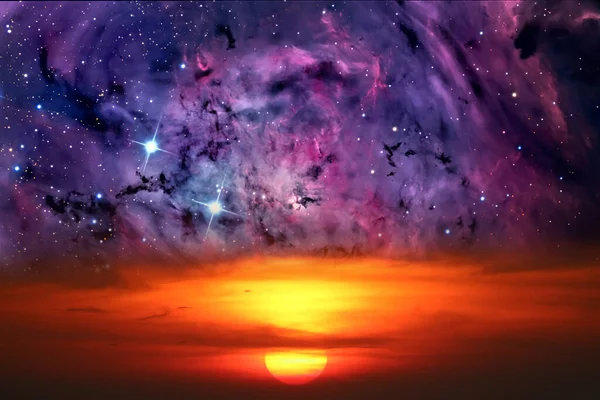 Medio Sol Detrás Nube Roja Galaxia Nebulosa Cielo Del Atardecer —  Fotos de Stock