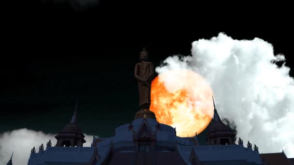 Super krev měsíc stoupá na noční obloze a bílý mrak se pohybuje projít buddha stojící — Stock video