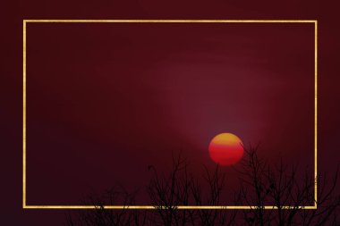 Altın sınır günbatımında siluette kuru ağaç gökyüzünde koyu kırmızı bulut, konsept fotoğraf duvarda lüks iç mekan