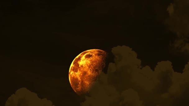 Полукровная луна поднимается в ночном небе и оранжевое облако движется — стоковое видео