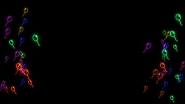 Gökkuşağı renkli balon yavaş dans ediyor ve siyah ekranda orta çerçeveyi kopyalıyor