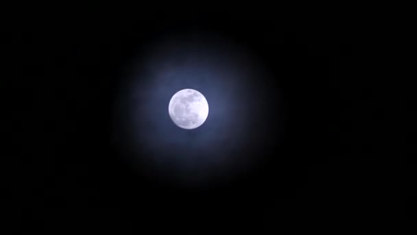 Voller Halloween-Mond steigt am Nachthimmel auf und dunkle Wolken ziehen vorbei — Stockvideo