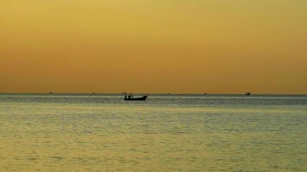 Coucher de soleil bateau de pêche coucher de soleil rouge sur la surface de l'eau de la mer — Video