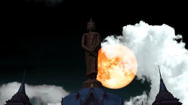 Luna llena de sangre se levanta en el cielo nocturno y la nube blanca en movimiento pasa buddha de pie — Vídeo de stock