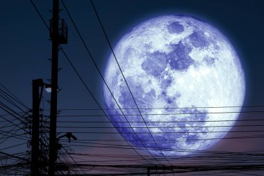 Süper koyu mavi ay, sırt silueti, gece gökyüzünde elektrik hattı, NASA tarafından desteklenen bu görüntünün elementleri.