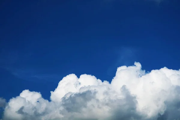 Schöne Reinblaue Himmel Weiße Wolke Herbst Und Sonnenschein Einem Tag — Stockfoto