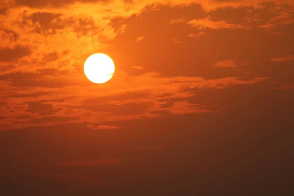 Krásný Západ Slunce Oranžová Žlutá Tmavě Červená Barva Oblohy Zpět — Stock fotografie