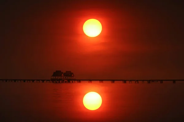 Reflexion Des Sonnenuntergangs Zurück Auf Silhouette Brücke Und Verlassen Pavillon — Stockfoto