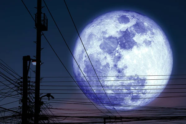 Süper koyu mavi ay, sırt silueti, gece gökyüzünde elektrik hattı, NASA tarafından desteklenen bu görüntünün elementleri.