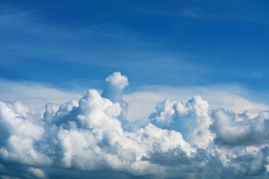 Saf mavi gökyüzü büyük beyaz bulut ve güneş ışığı ve yumuşak bulut arkaplanı