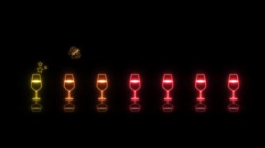 Renkli küçük şampanya kadehleri neon ışıklı elementler komik dans eden döngü yansıması ve kelebek siyah ekranda gökkuşağı şarabı yiyor.
