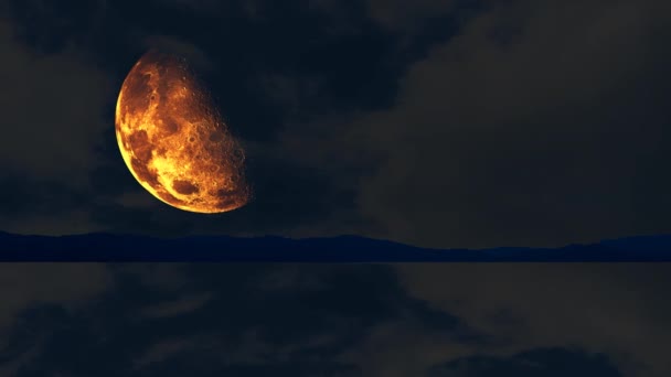 Félhalloween hold emelkedik a sötét égen a tó felett — Stock videók