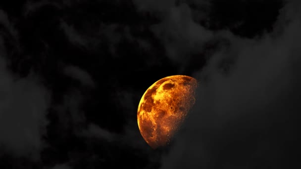 暗い空に半分の月の上昇と灰色の雲が通過 — ストック動画